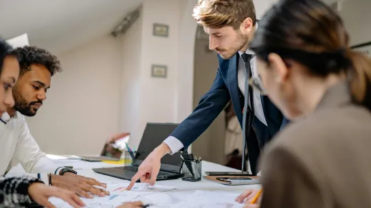 estudiar-un-mba-en-peru  grupo-de-profesionales-analizando-datos-como-parte-de-un-programa-de-mba-en-peru
