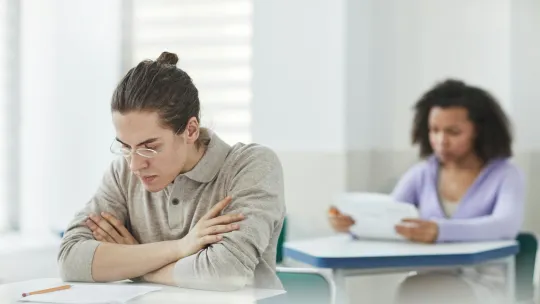 dos-alumnos-haciendo-un-examen-como-ejemplo-de-uno-de-los-metodos-tradicionales-de-evaluacion-educativa-en-ecuador