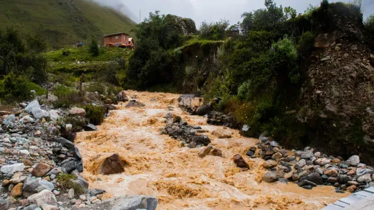 crecida-de-rio-con-aguas-turbias-provocada-por-intensas-lluvias-del-fenomeno-el-nino