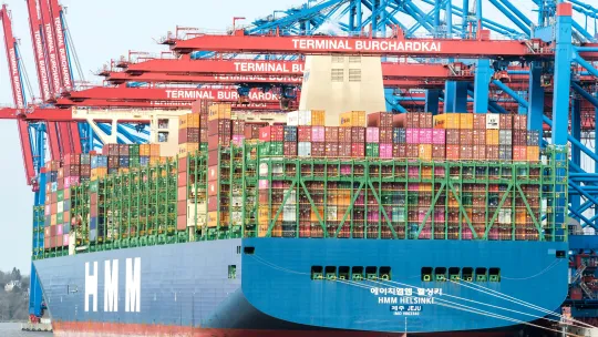 buque-de-carga-en-un-puerto-que-representa-el-comercio-global-y-la-fiscalidad-internacional