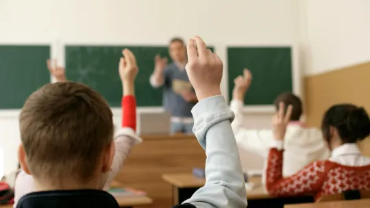 estudiantes-en-un-aula-durante-una-clase-como-parte-de-la-gestion-escolar