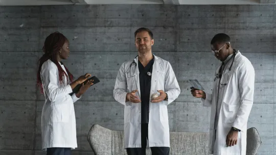 equipo-medico-analizando-procesos-relacionados-con-la-gestion-sanitaria