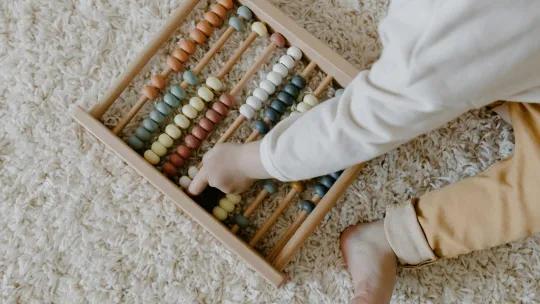 mano-de-un-nino-moviendo-las-cuentas-de-un-abaco-como-estimulacion-de-habilidades-sensoriales
