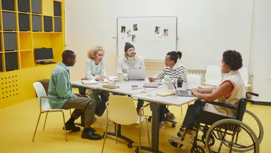 grupo-diverso-de-personas-en-una-reunion-sobre-inclusion-laboral