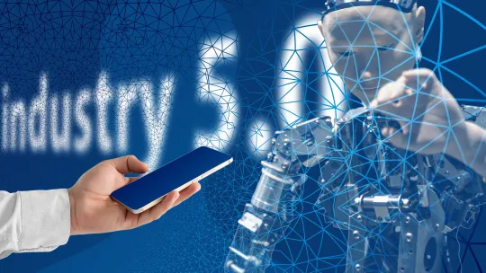 Mano humana sosteniendo un teléfono móvil inteligente frente a un fondo azul con un robot cibernético y redes de datos digitales superpuestas, representando la ingeniería de inteligencia artificial.