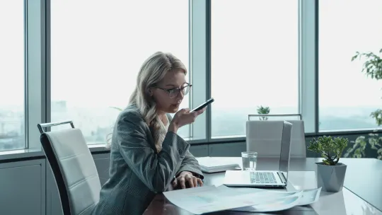 persona-trabajando-en-estrategias-de-innovacion-empresarial