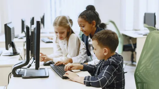 grupo-de-ninos-en-un-aula-informatica-aprendiendo-con-tecnologia-de-inteligencia-artificial-en-la-educacion