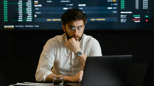 hombre-joven-trabajando-en-inteligencia-de-negocios-con-datos-en-pantalla