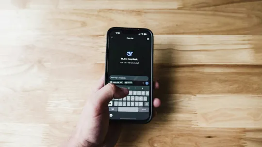 persona-utilizando-bots-en-su-movil-como-ejemplo-de-interaccion-digital