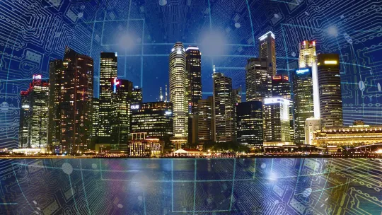 Vista nocturna de una ciudad con rascacielos y líneas digitales de circuitos, representando cómo el Ingeniero 4.0 utiliza la tecnología IoT para gestionar entornos urbanos.