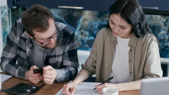 pareja-revisando-documentos-financieros-sobre-el-levantamiento-de-embargo-sunat