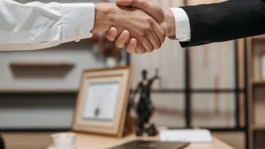 apreton-de-manos-en-una-reunion-sobre-medios-alternativos-de-solucion-de-conflictos