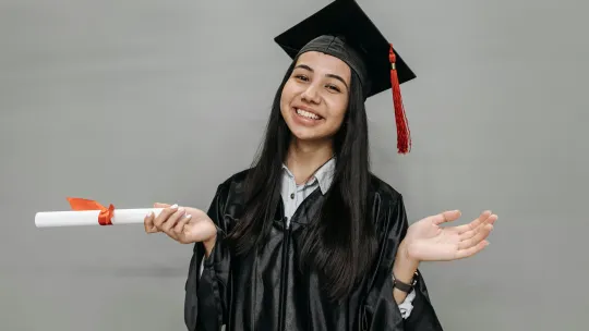 mejores-carreras-para-estudiar-en-colombia joven-sonriendo-con-birrete-y-diploma-representando-las-mejores-carreras-para-estudiar-en-colombia