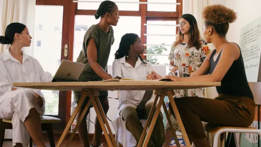 trabajadores-reunidos-en-una-sala-planificando-un-metodo-de-prospeccion-de-clientes