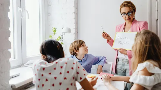 grupo-de-estudiantes-trabajando-en-un-proyecto-escolar-segun-el-modelo-pedagogico-constructivista