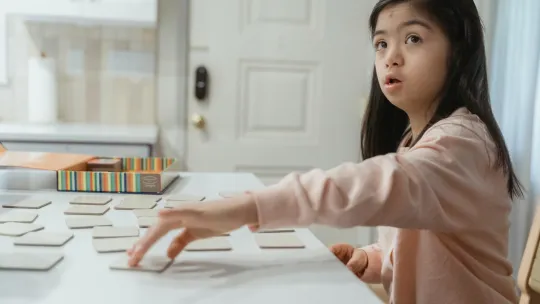 necesidades-educativas-especiales-en-colombia nina-con-necesidades-educativas-especiales-jugando-en-un-entorno-educativo-en-colombia