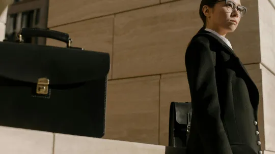 mujer-profesional-con-maletin-representando-los-perfiles-profesionales-en-ecuador