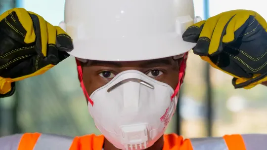  trabajador-con-casco-y-mascarilla-como-parte-del-principio-de-la-accion-preventiva