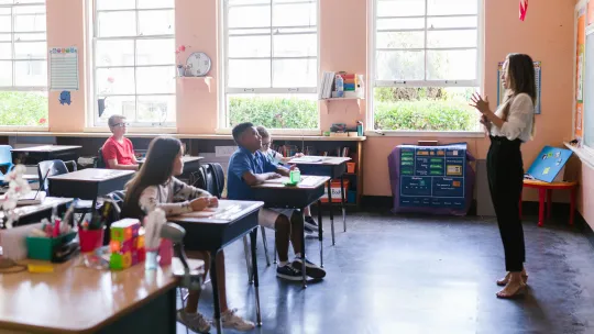  aula-con-alumnos-atentos-mientras-una-profesora-de-espanol-imparte-clase