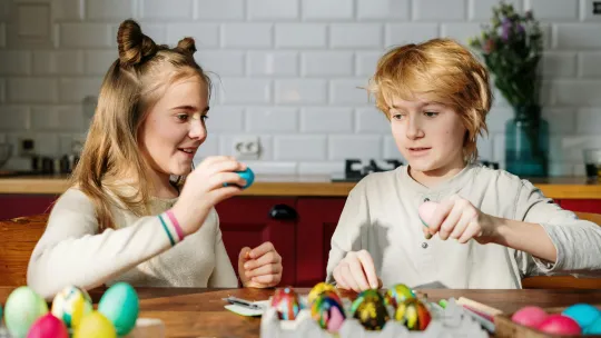 salidas-de-educacion-especial dos-ninos-jugando-y-pintando-en-un-entorno-educativo-relacionado-con-salidas-de-educacion-especial