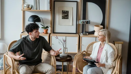 Paciente en consulta contando sus problemas a una psicóloga sanitaria especializada