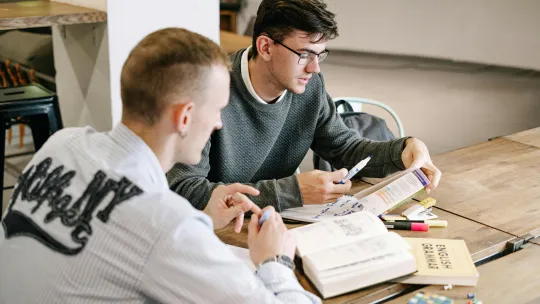 cuerpo-de-un-estudiante-apoyado-por-un-orientador-escolar-en-su-proceso-academico