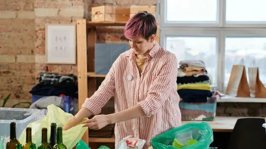 persona-clasificando-residuos-en-un-espacio-de-trabajo-como-ejemplo-de-sostenibilidad-empresarial