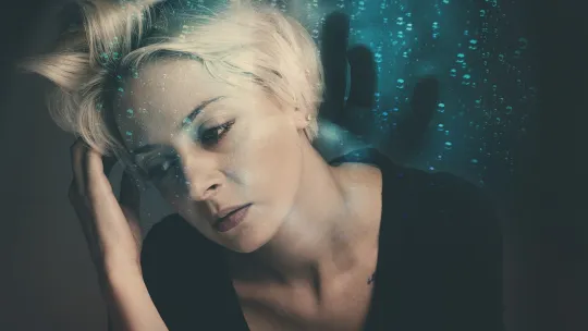 mujer con tecnoestrés