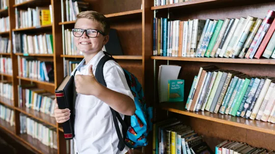 niño-en-biblioteca-representando-las-tendencias-educativas-en-colombia