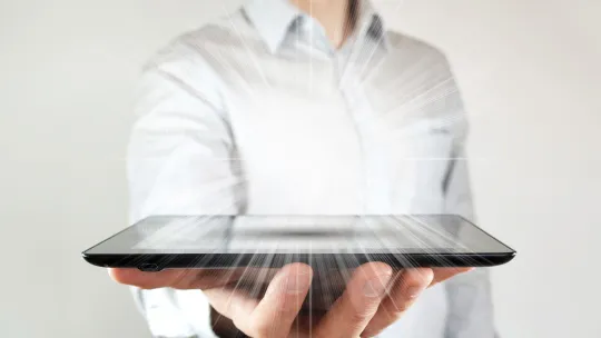 persona-sosteniendo-una-tableta-digital-como-representacion-de-las-tic-en-la-educacion-infantil