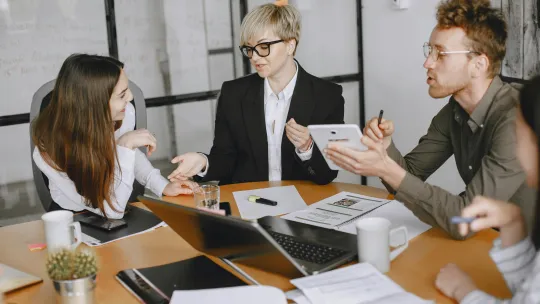 reunion-de-equipo-en-la-que-se-discuten-los-tipos-de-lideres-en-el-ambito-empresarial