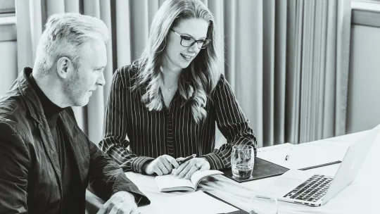 personas-llevando-a-cabo-uno-de-los-tipos-de-mediacion