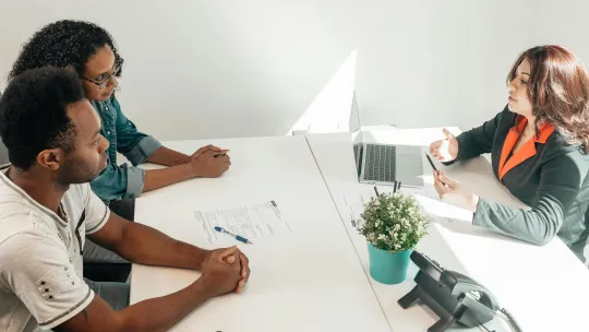 trabajar-en-un-banco-en-colombia personas-jovenes-en-una-entrevista-para-trabajar-en-un-banco-en-colombia