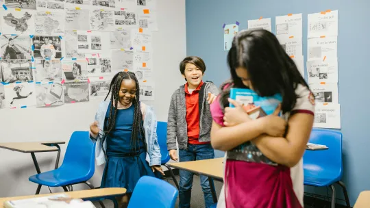 ejemplo-de-violencia-escolar-en-el-peru-dos-alumnos-en-una-clase-riendose-de-otra-alumna