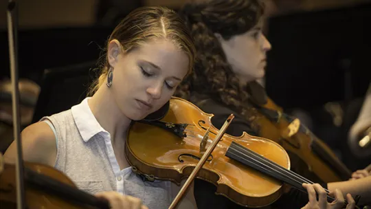 violin_student_eyes_closed.jpg violin_student_eyes_closed.jpg