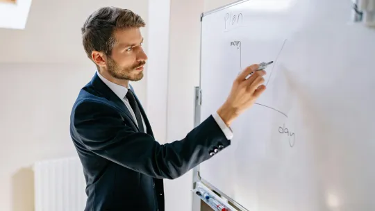 profesor-explicando-en-pizarra-con-vocacion-docente