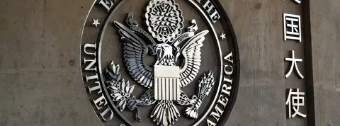 Cómo trabajar en una embajada o en los consulados