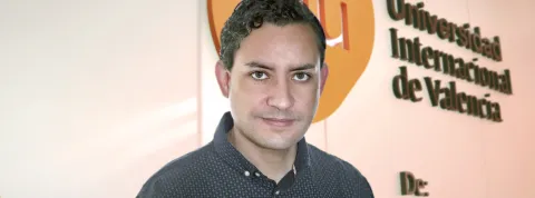 Dr. Robert Ferrer VIU con fondo cc.jpg