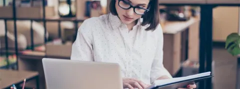 Estudiante colombiana comparando título propio y título oficial