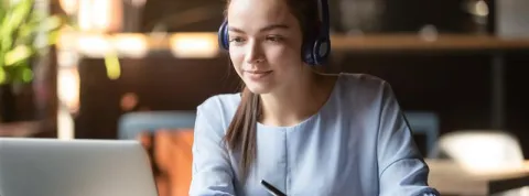 Estudiante peruana revisando los requisitos para obtener un título oficial en universidad española online