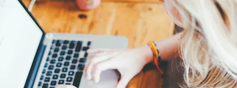 Estudiante ecuatoriano verificando la oficialidad de una universidad española online