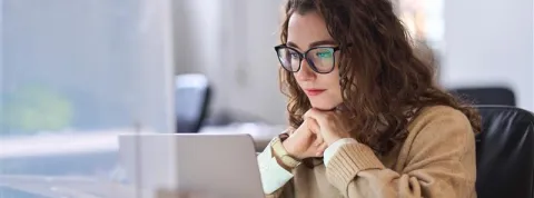 Estudiante peruana asistiendo a clases online de una universidad española reconocida.