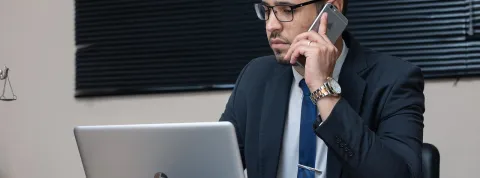 abogado-de-propiedad-intelectual-trabajando-en-su-despacho