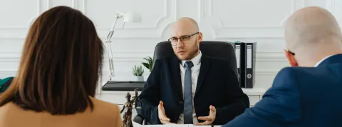 reunion-de-un-abogado-empresarial-con-clientes-en-una-oficina