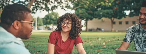 grupo-estudiantes-aplicando-aprendizaje-por-descubrimiento-de-bruner