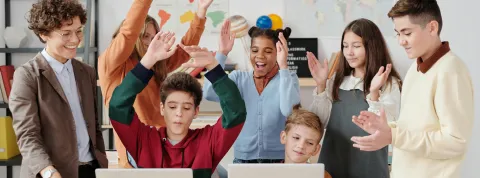 grupo-de-estudiantes-aprendiendo-mediante-el-metodo-de-aprendizaje-situado-en-el-aula