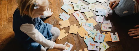 ninos-pequenos-jugando-con-rompecabezas-como-metodo-de-aprendizaje-en-autismo-y-caracteristicas