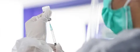 cientifica-realizando-estudios-sobre-la-cadena-epidemiologica-de-una-enfermedad-para-prevenirla