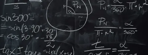 formulas-matematicas-en-una-pizarra-como-base-de-las-carreras-stem