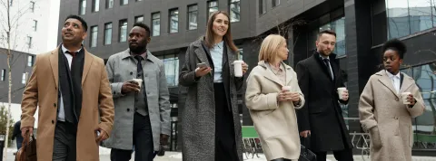 grupo-de-profesionales-jovenes-caminando-juntos-representando-el-exito-de-las-carreras-tradicionales